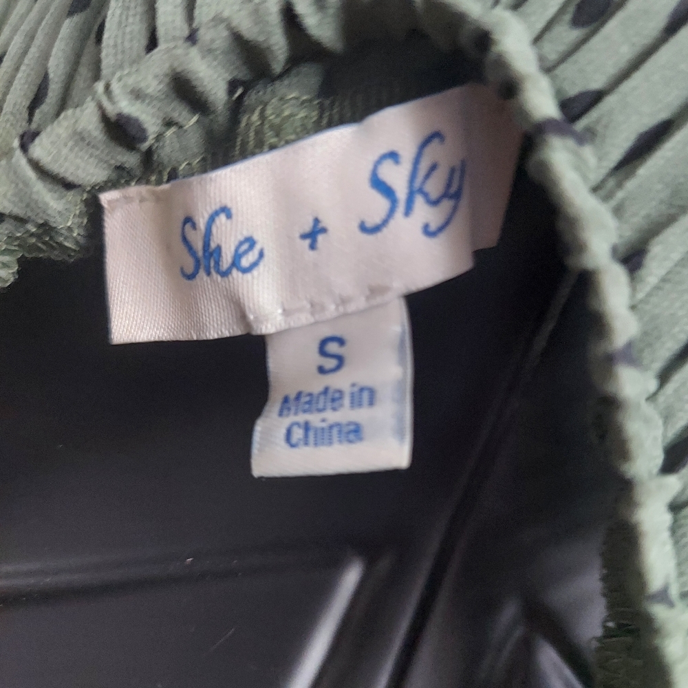 She &Sky Pleated Blouse - Picture 5 of 5